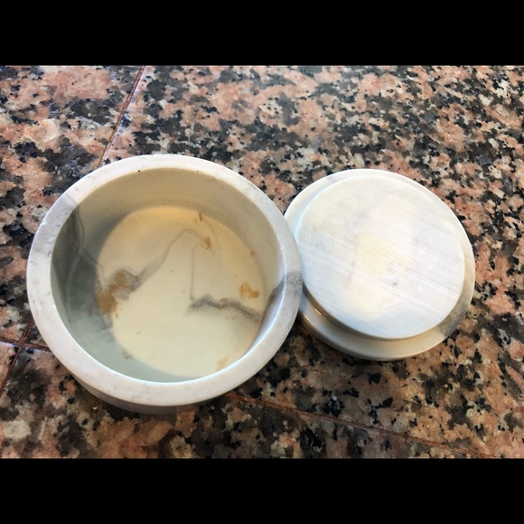 Small round trinket round box eagle carved lid - Picture 5 of 8